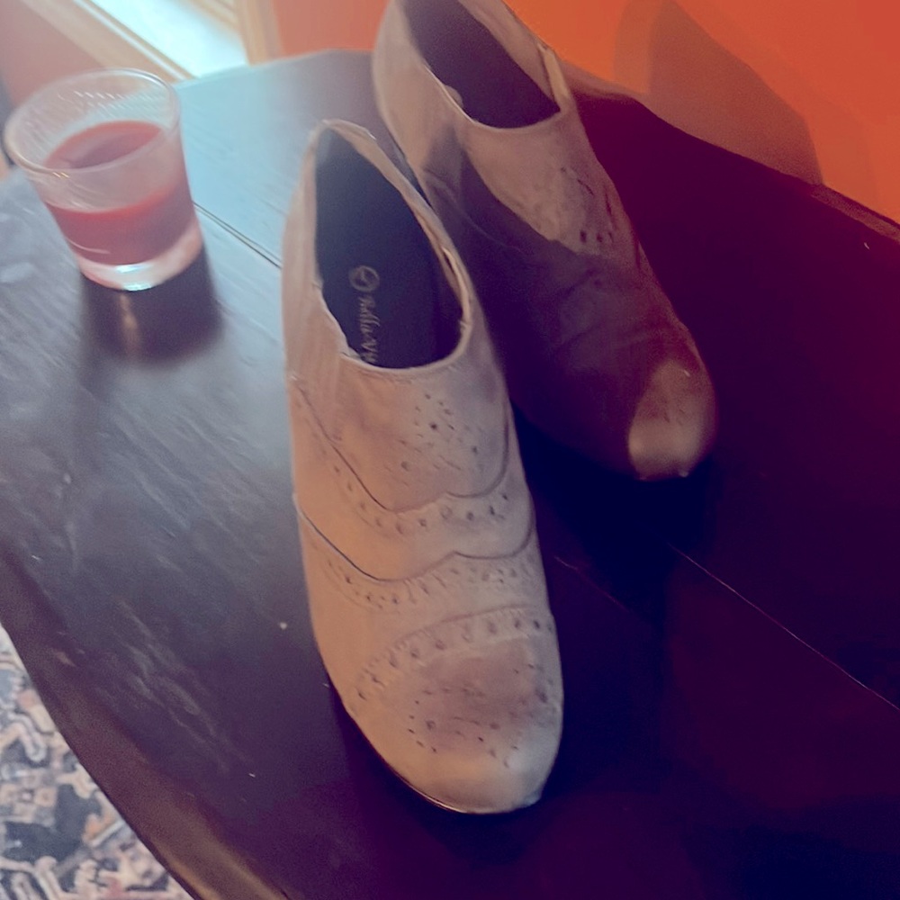 Bella Vita New gray leather booties